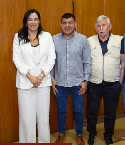 La ministra Claudia Centurión en compañía del intendente de Areguá Denis Torres y el intendente de Limpió Optaciano Gómez el día de la presentación del proyecto vial.