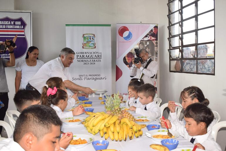 El Ministro de Educación, Luis Ramírez, sirvió en forma simbólica a los alumnos de la escuela Prof. Julio Frontanilla el almuerzo escolar distribuido por la Gobernación de Paraguarí.