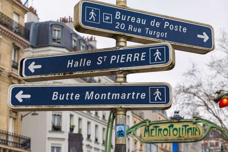 La Ciudad de París implementará restricciones de tráfico en la zona turística de la parte alta de Montmartre, con el objetivo de hacer las calles más accesibles para los peatones. El proyecto busca mejorar la calidad de vida de los residentes en esta popular zona de París, que alberga lugares emblemáticos como la Basílica del Sagrado Corazón, la Place du Tertre y la calle donde Picasso tuvo su primer estudio en la capital francesa.
