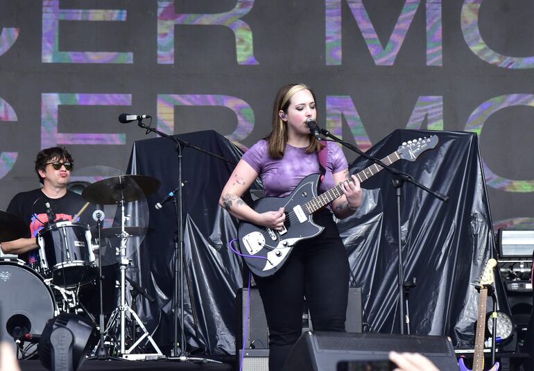 Casi al inicio de la jornada, Soccer Mommy deleitó con sus canciones pop rock marcada por el sonido de las guitarras.