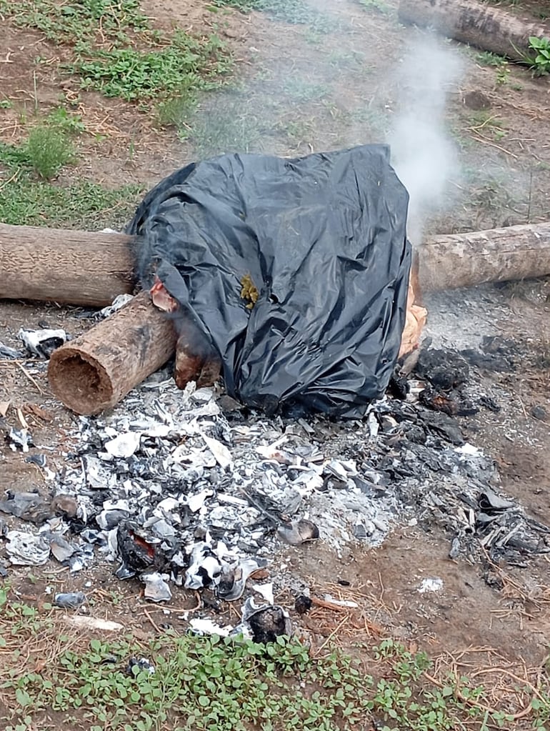 Los abigeos incineraron parte de los restos de los animales faenados, como el cuero.