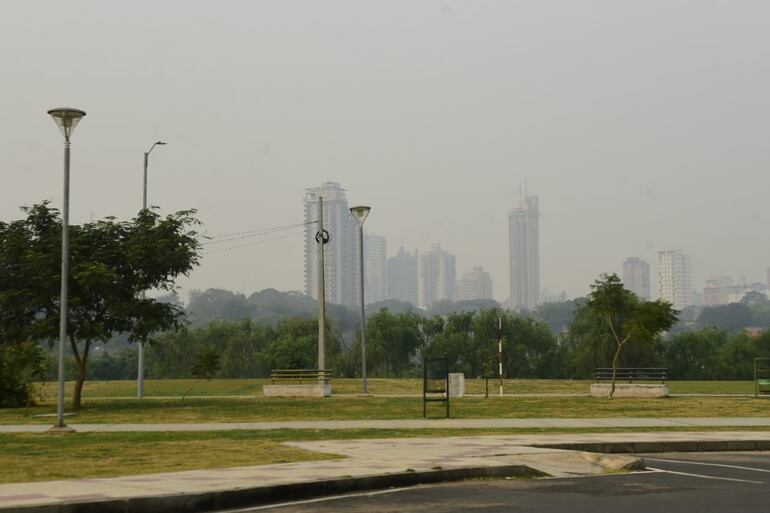 El humo crea efectos borrosos en lo que observamos.