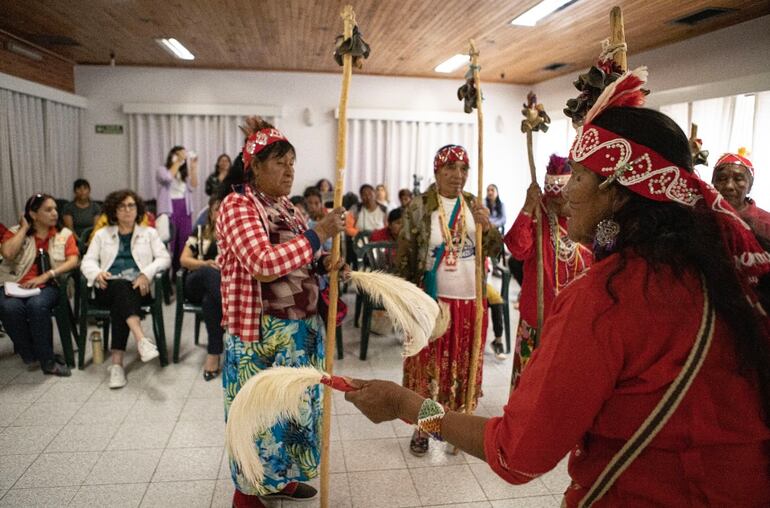 La dinámica del encuentro se centró en una metodología participativa que permitió, durante la primera jornada, explorar definiciones, mecanismos comunitarios y los servicios públicos de atención disponibles.