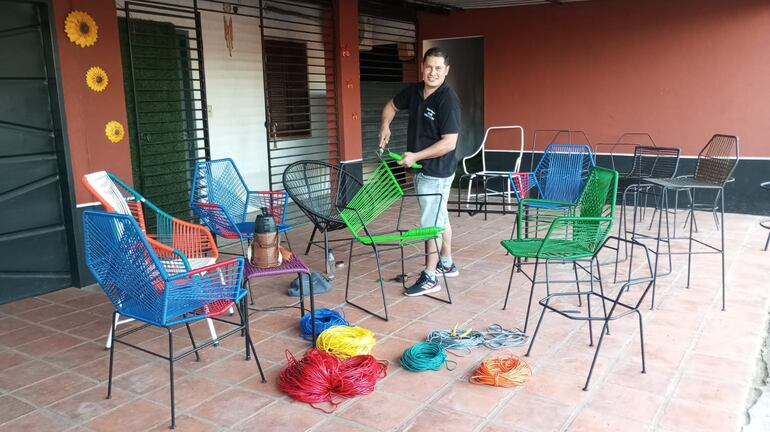 Marcos Morínigo, hizo de su casa el taller en donde prepara los sillones más novedosos del mercado.