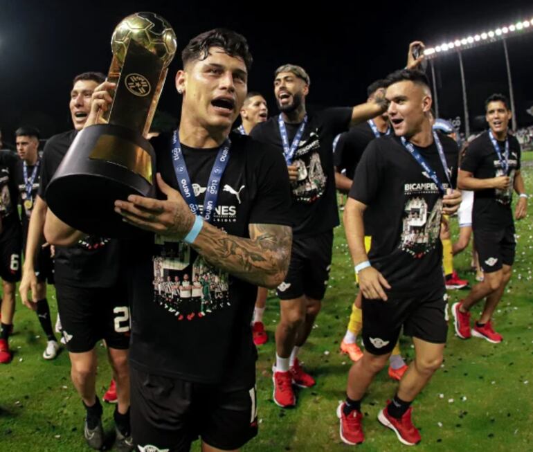 Matías Espinoza y Lucas Sanabria celebrando la obtención del Torneo Clausura 2023 con Libertad.