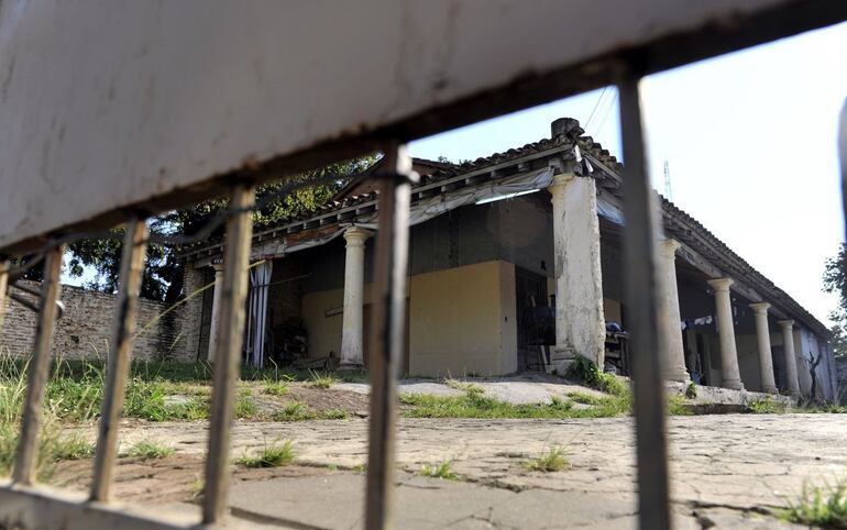 La casa del ingeniero inglés, John Whitehead, contratado por Don Carlos A. López para dirigir la construcción del ferrocarril todavía permanece en la cima de la colina. 