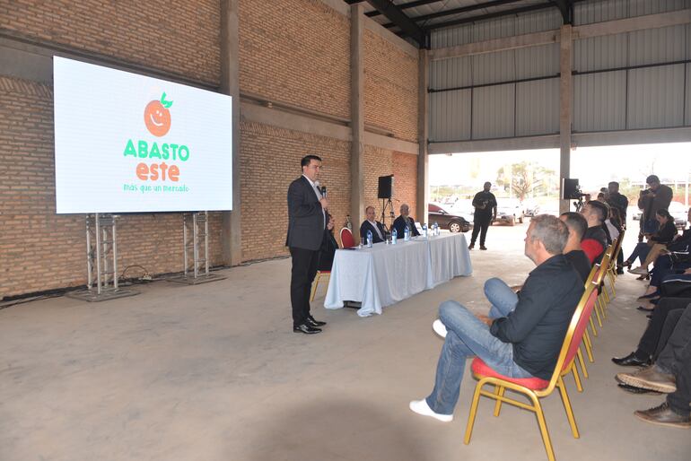 Autoridades locales, como el intendente Diego Ríos, participaron del acto de presentación de Abasto Este.