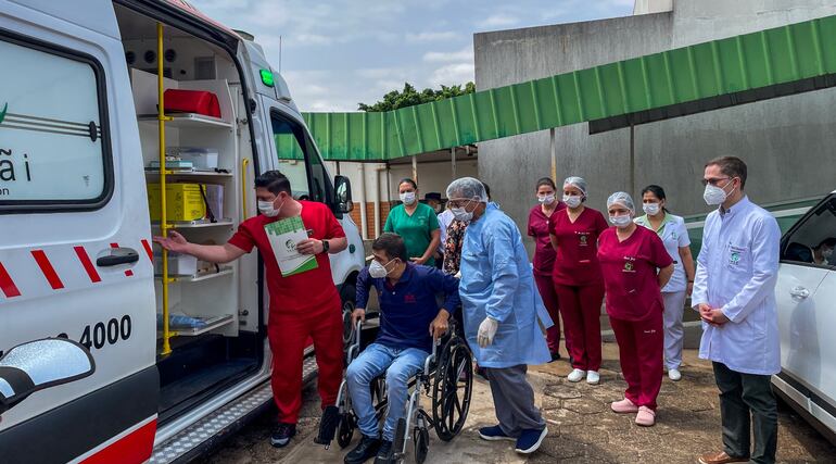 Uno de los pacientes que fue dado de alta fue trasladado en ambulancia a su hogar.