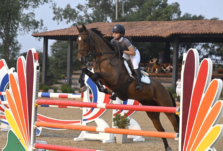 Excelente postura de la campeona Mónica María Vargas Gómez, del Horse King, montando a Espartano, en la categoría 1,10 metros.