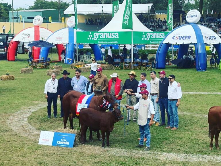 Óscar "Tacuara" Cardozo recibiendo el premio en el ruedo central de la Asociación Rural del Paraguay. (Instagram/Óscar Tacuara Cardozo)