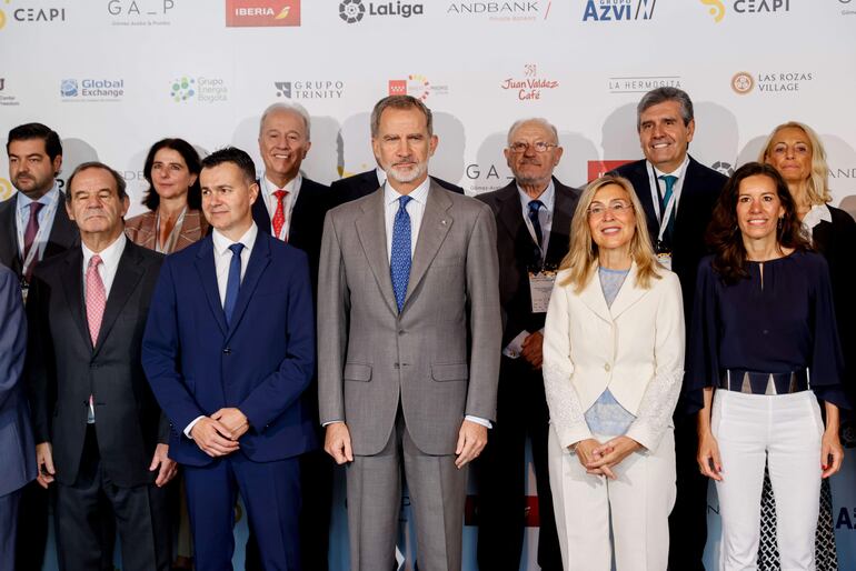 El rey Felipe Vi (c), la presidenta del Consejo Empresarial Alianza por Iberoamérica (Ceapi), Núria Vilanova Giralt (2d), El ministro de Industria, Turismo y Comercio, Héctor Gómez (2i), el secretario General Iberoamericano SEGIB (Chile), Andrés Allamand (i) y la presidenta de la Asamblea de Madrid, Eugenia Carballedo (d) posan para la foto de familia del VI Congreso del Ceapi para presidentes de compañías y familias empresarias, que se centra en las relaciones empresariales entre América Latina y la UE y que se celebra este miércoles en el Museo Reina Sofía de Madrid.