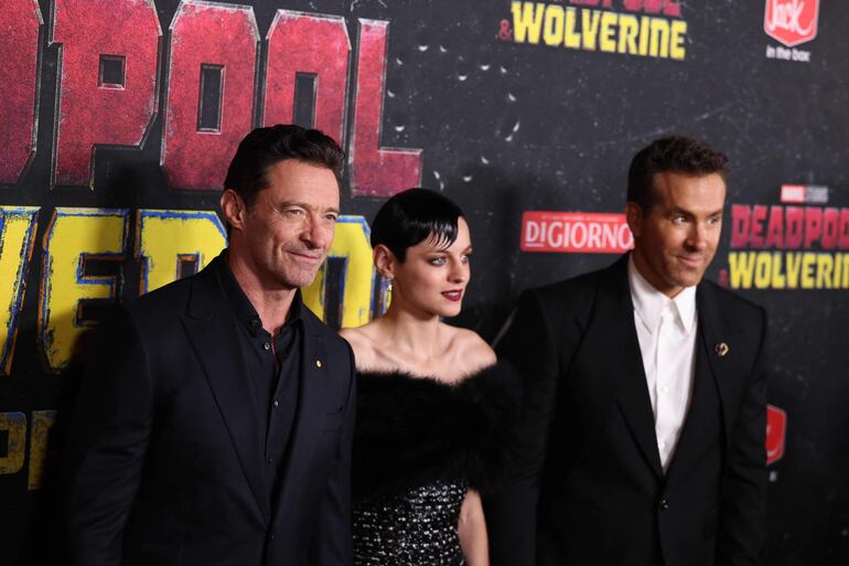 Hugh Jackman, Emma Corrin y Ryan Reynold durante el estreno celebrado en Nueva York.