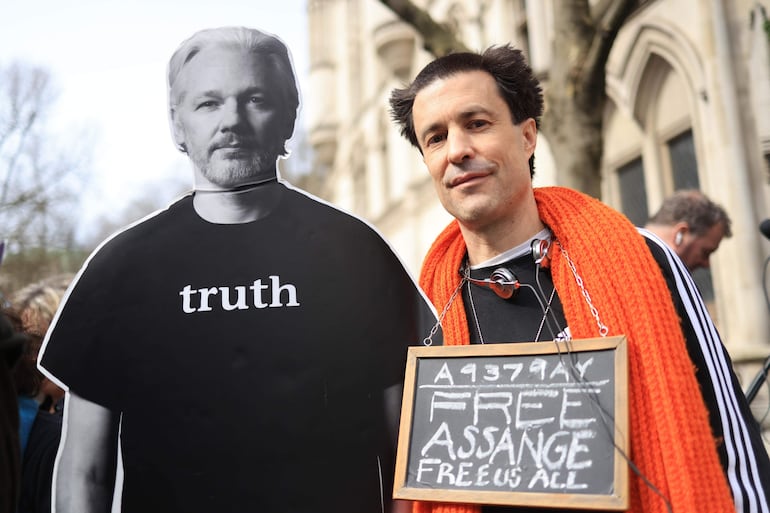 Un simpatizante de Julian Assange protesta en las afueras de la Corte Real de Justicia en Londres, Reino Unido.