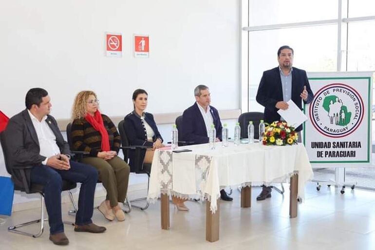 De izquierda a derecha el Dr. Walter Caballero, director saliente de IPS Paraguarí, Dra. Auria Villalba, Directora de la Novena Región Sanitaria,  Norma Zárate de Monges, Gobernadora de Paraguarí y el Dr. Osmar Galeano, Coordinador de IPS Paraguarí.