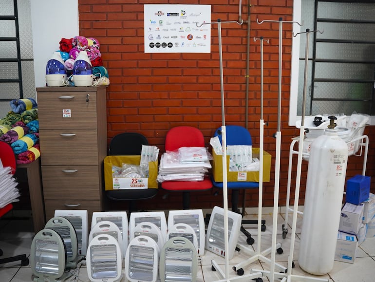Caloventores, mantas para cunas, acondicionadores de aire, estantes, sillones, bancos de metal para espera, entre otros, forman parte del donativo entregado al Hospital Regional de Encarnación.