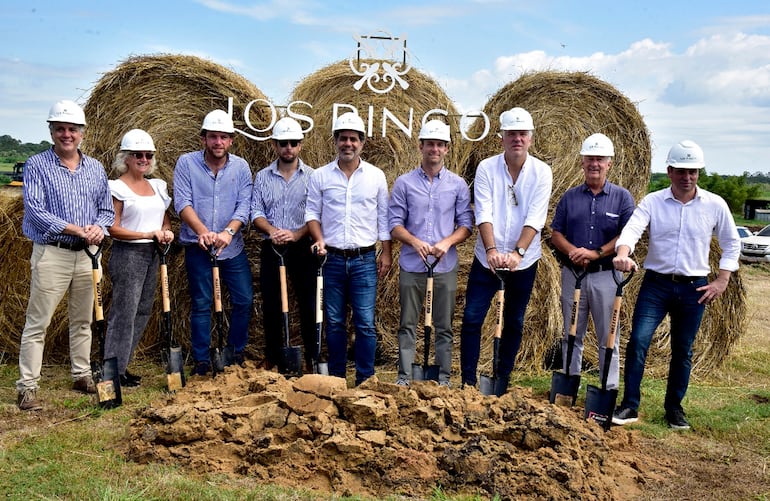 Los desarrolladores inmobiliarios realizaron la palada inicial del barrio cerrado Los Pingos - Club de Campo.