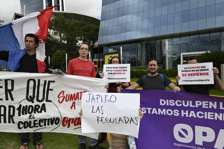 Los integrantes de Opama salieron a las calles, con carteles en las manos, para exigir un mejor servicio del transporte público. 