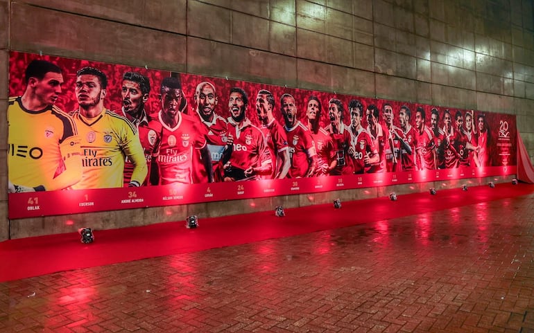 Mural de campeones del Benfica en el Estadio da Luz con los 20 jugadores más votados por los socios, entre los que se encuentro el paraguayo Oscar Tacuara Cardozo.