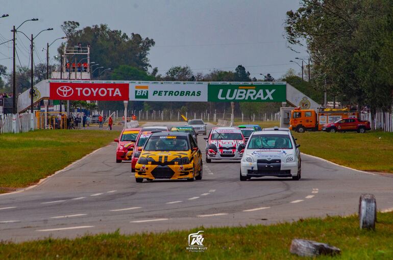 Los diferentes protagonistas, tanto de la categoría  Vitz como la de Marcas, ofrecerán un gran espectáculo en la modalidad de pista a los aficionados que se acerquen a Capiatá. Foto: Gentileza Rodrigo Wolff.