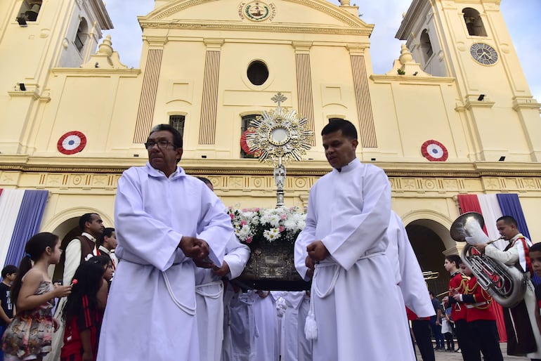 Esta tarde hubo misa y procesión por la Solemnidad de Corpus Christi en la catedral metropolitana de Asunción.