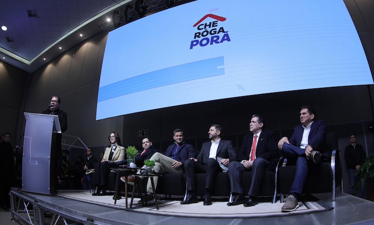 El expresidente de la República y titular del Partido Colorado, Horacio Cartes, estuvo en el escenario durante el lanzamiento del programa Che Róga Porã, en medio de las autoridades del gobierno.