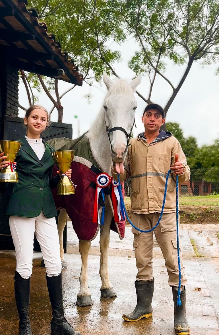 Giovanna Santi se coronó en 0.70 Menores. Aquí aparece con su guardacaballo Leo y el tordillo Romeo.