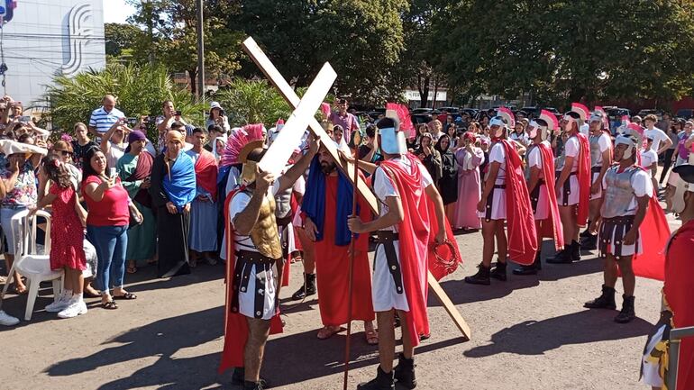 Jesús inicia su peregrinar camino al calvario.