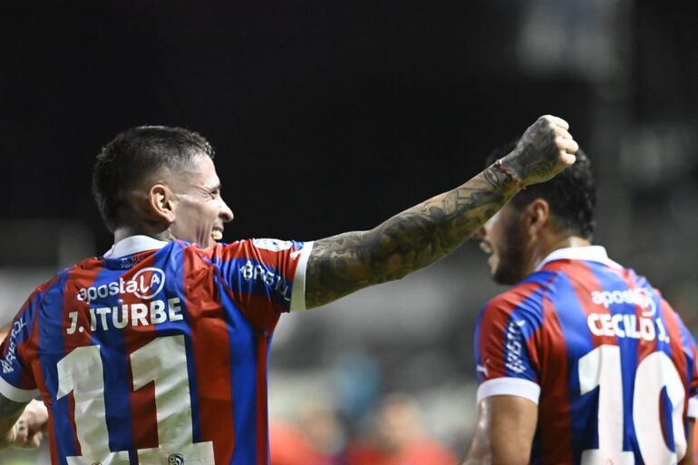 Juan Manuel Iturbe, jugador de Cerro Porteño, festeja un gol en el partido frente a Libertad por la fecha 16 del torneo Apertura 2024 del fútbol paraguayo en el estadio La Huerta, en Asunción.