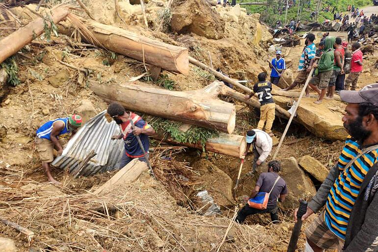 Voluntarios y rescatistas trabajan en la región de Maip Mulitaka, en la provincia de Enga, Papua Nueva Guinea, en busca de víctimas del alud.