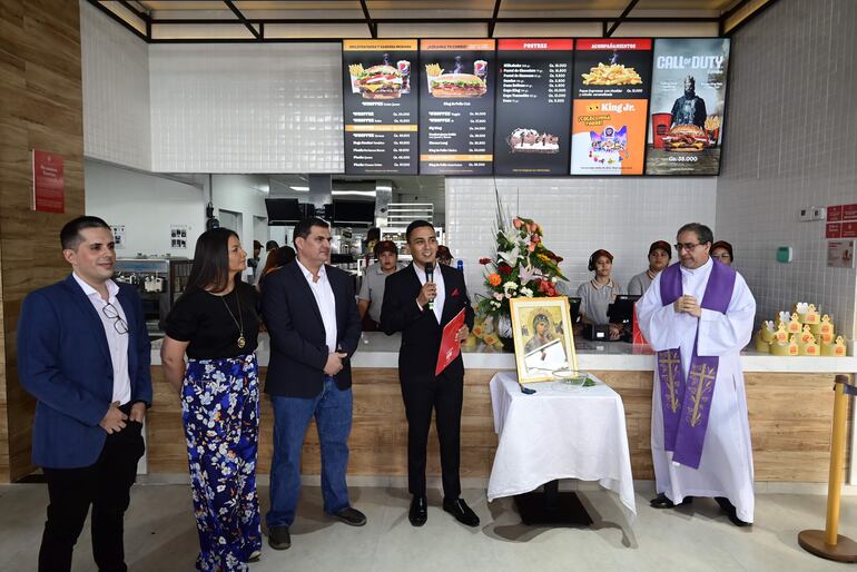 Mariano López fue elegido maestro de ceremonia, y el padre Víctor Luis Cabañas se encargó de dar la bendición.