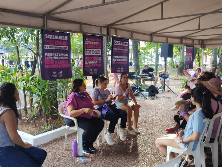 Kattya González, Esperanza Martínez y Johanna Ortega compartieron un conversatorio con mujeres en el marco del 8M.