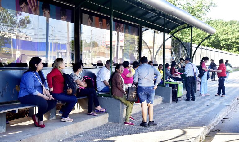 Los pasajeros siguen sufriendo por el pésimo servicio del transporte público.