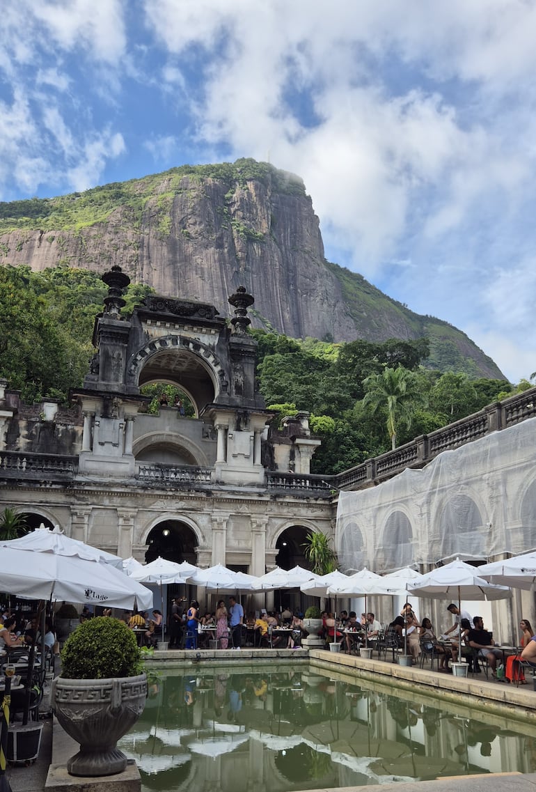 El Parque Lage ofrece una invaluable vista hacia el Cristo Redentor. Cuenta con una cafetería amplios espacios verdes muy bellos.