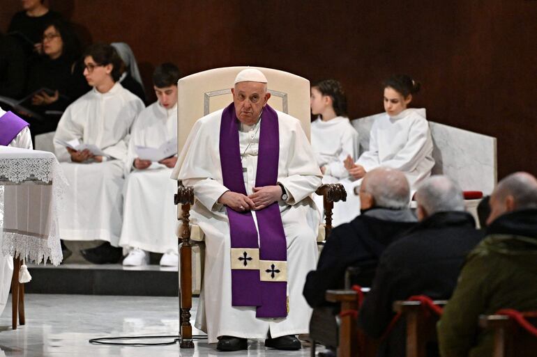 El papa Francisco recomendó este viernes a los sacerdotes “no preguntar demasiado” a los fieles durante la confesión porque, dijo, “Dios perdona todo”, en la homilía que pronunció en su visita a la parroquia de San Pío V, a las afueras de Roma.