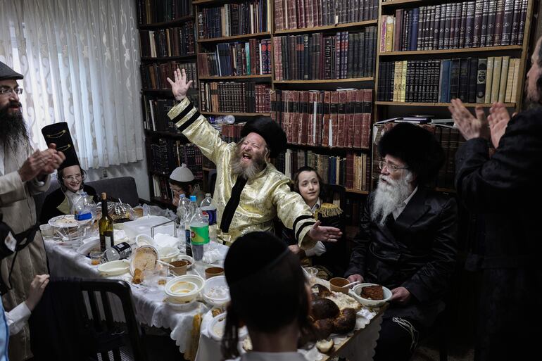 Judios ortodoxos celebran el Purim en el barrio Mea Shearim de Jerusalén.