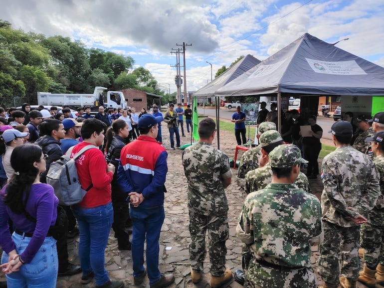 Pobladores de Encarnación se unen para limpiar el cauce del arroyo Poti’y, que está contaminado con residuos urbanos.