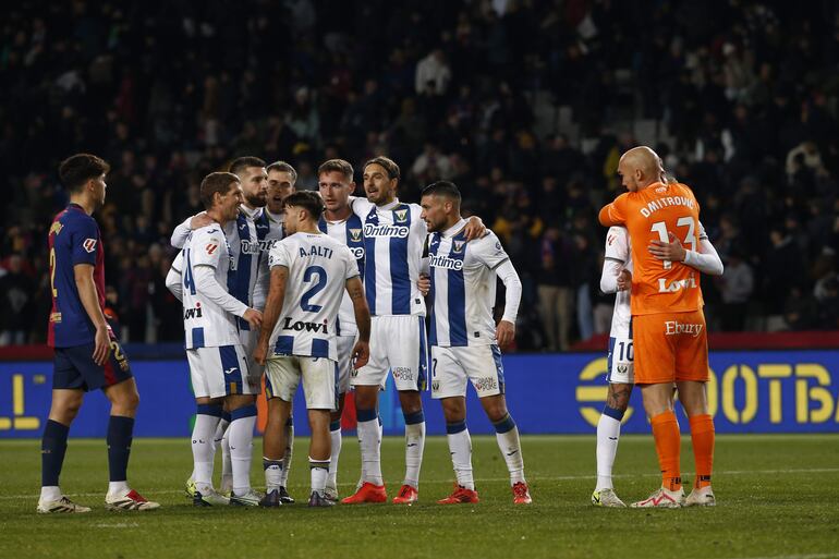 Los jugadores del Leganés celebran la victoria tras el partido de la jornada 17 de LaLiga que FC Barcelona y CD Leganés disputaron este domingo en el estadio Lluís Companys, en Barcelona.