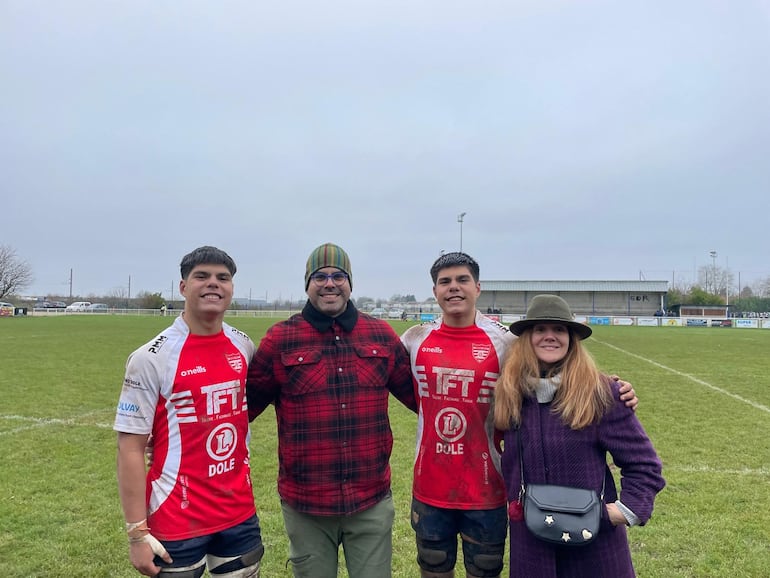 Octavio (i) y Augusto, prometedores rugbiers en Francia, junto a sus padres César y Nathalia.