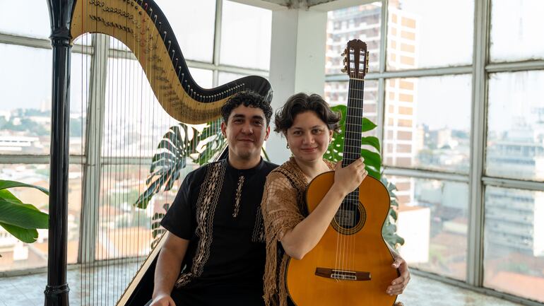 El arpista Alexander Da Silva y la guitarrista Micaela Núñez conforman Calandria Dúo.