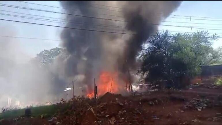 Fuego arraso con cuatro viviendas de construcciones precarias en el barrio San Jorge de la localidad de San Antonio.