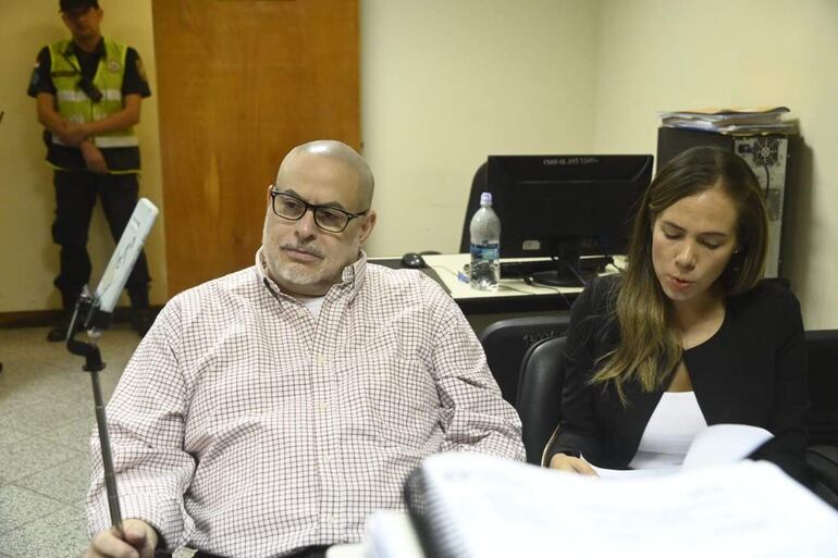 Paraguayo Cubas y la abogada Gessy Ruiz Díaz, durante la audiencia preliminar realizada en marzo pasado, ante el juez José Agustín Delmás.