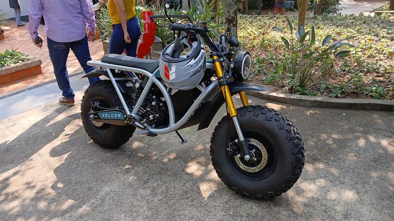 En esta motocicleta llegó Mario Abdo al encuentro con los dirigentes.