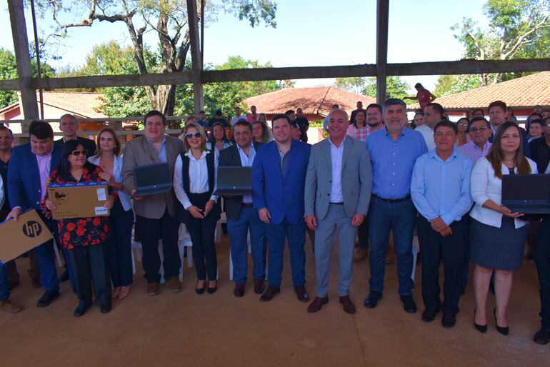 Entrega de notebooks a directivos de las diferentes instituciones educativas del Guairá.