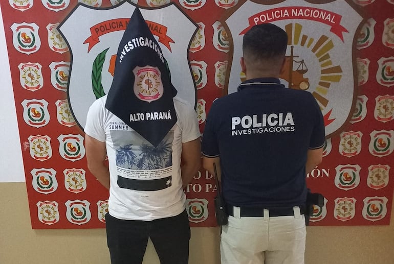 Alexandre Luis Trillier Anacleto fue detenido por tener en su poder un arma y placas policiales.