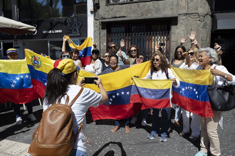 Venezolanos votan en el exterior de su país.