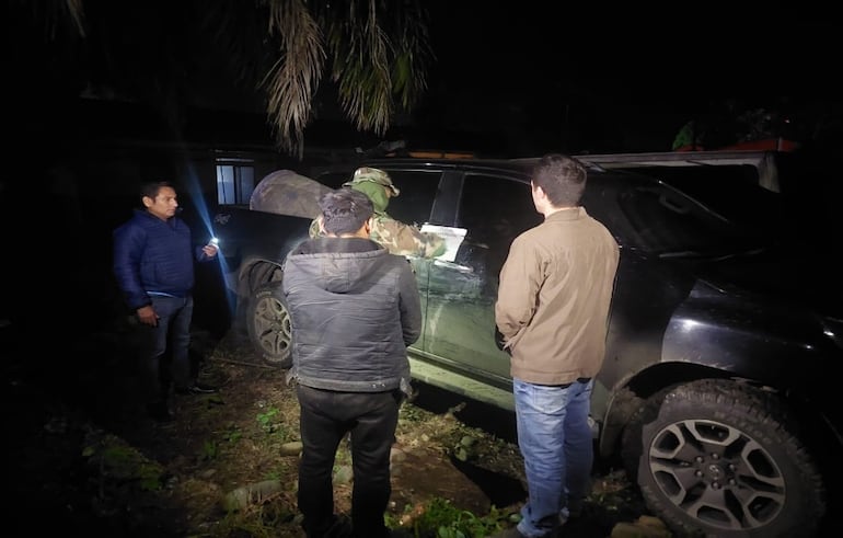 La Policía boliviana lacrando la camioneta en la que circulaba el hermano del diputado cartista y un boliviano.