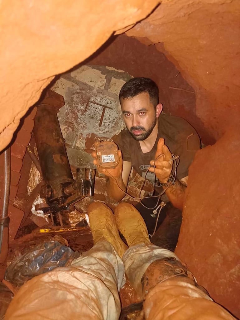 Policías dentro del túnel de 130 metros  usado por los ladrones para llegar a la bóveda.