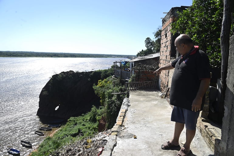 Vecinos muestran que no se hicieron las obras de reconstrucción del mirador Itá Pytã Punta.