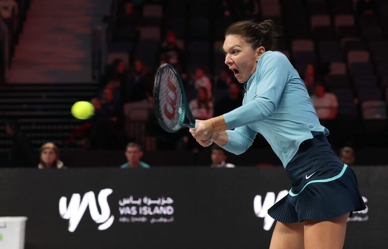 La tenista rumana Simona Halep, ex número 1 del mundo, anunció a través de sus redes sociales que no estará en el Abierto de Australia y un torneo previo de preparación, por una lesión en el hombro y rodilla.