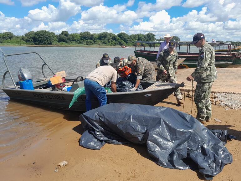 Militares de la Armada Paraguaya, zona de confluencia, encontraron el cuerpo de la turista Silvia Franke (47) quien desapareció ayer en aguas del río Paraná, en la zona de Cerrito, departamento de Ñeembucú.